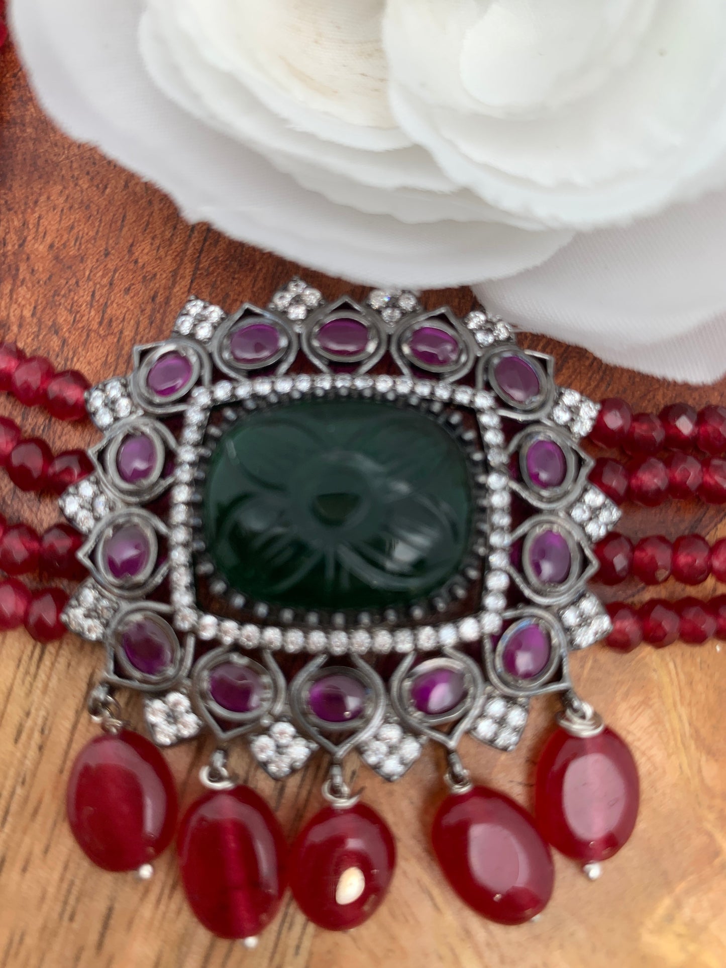 Green Stone AD Victorian Polish Pendent Red Onyx Beads Choker