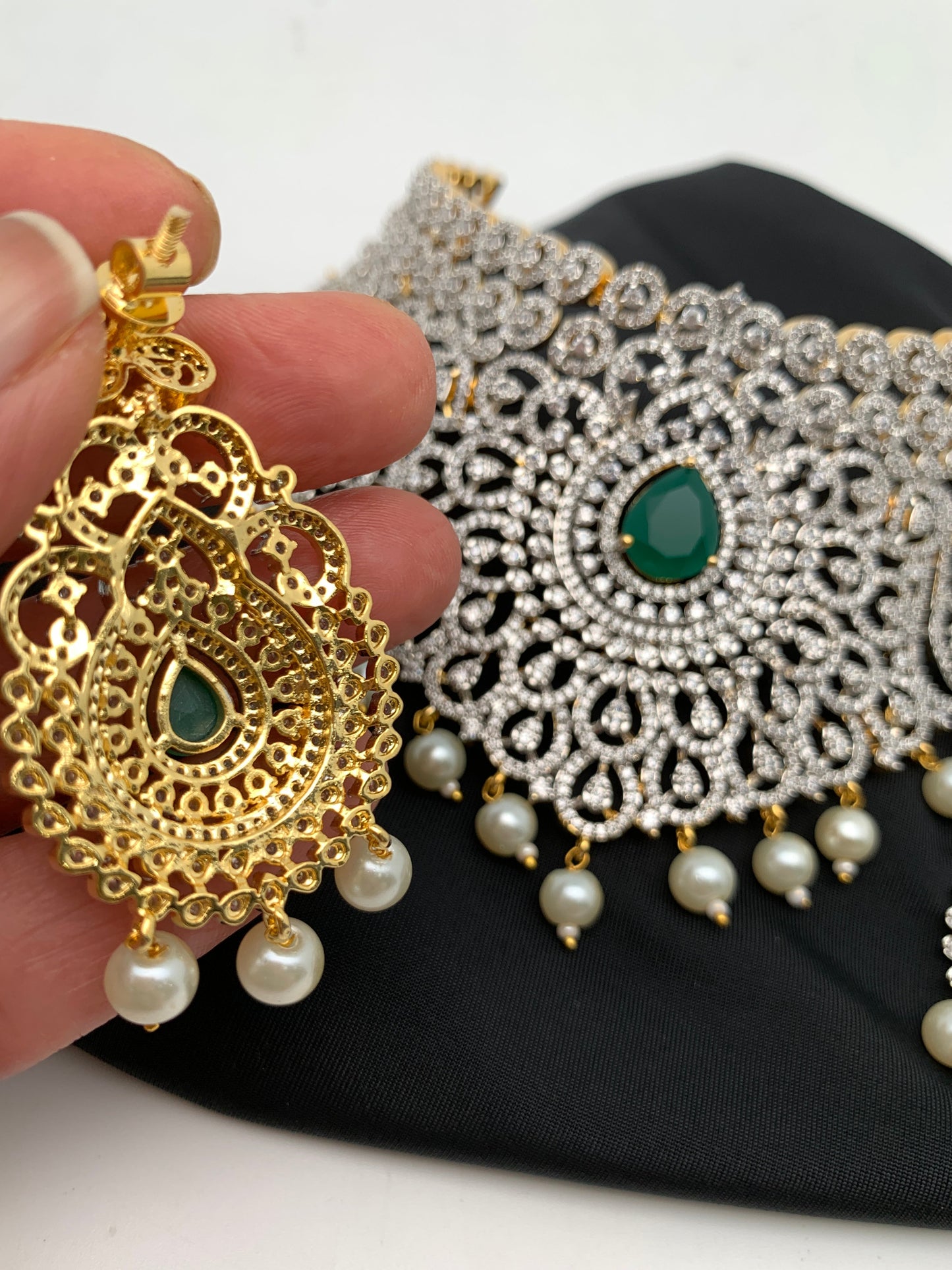 Emerald AD Choker with Screw Back Earrings