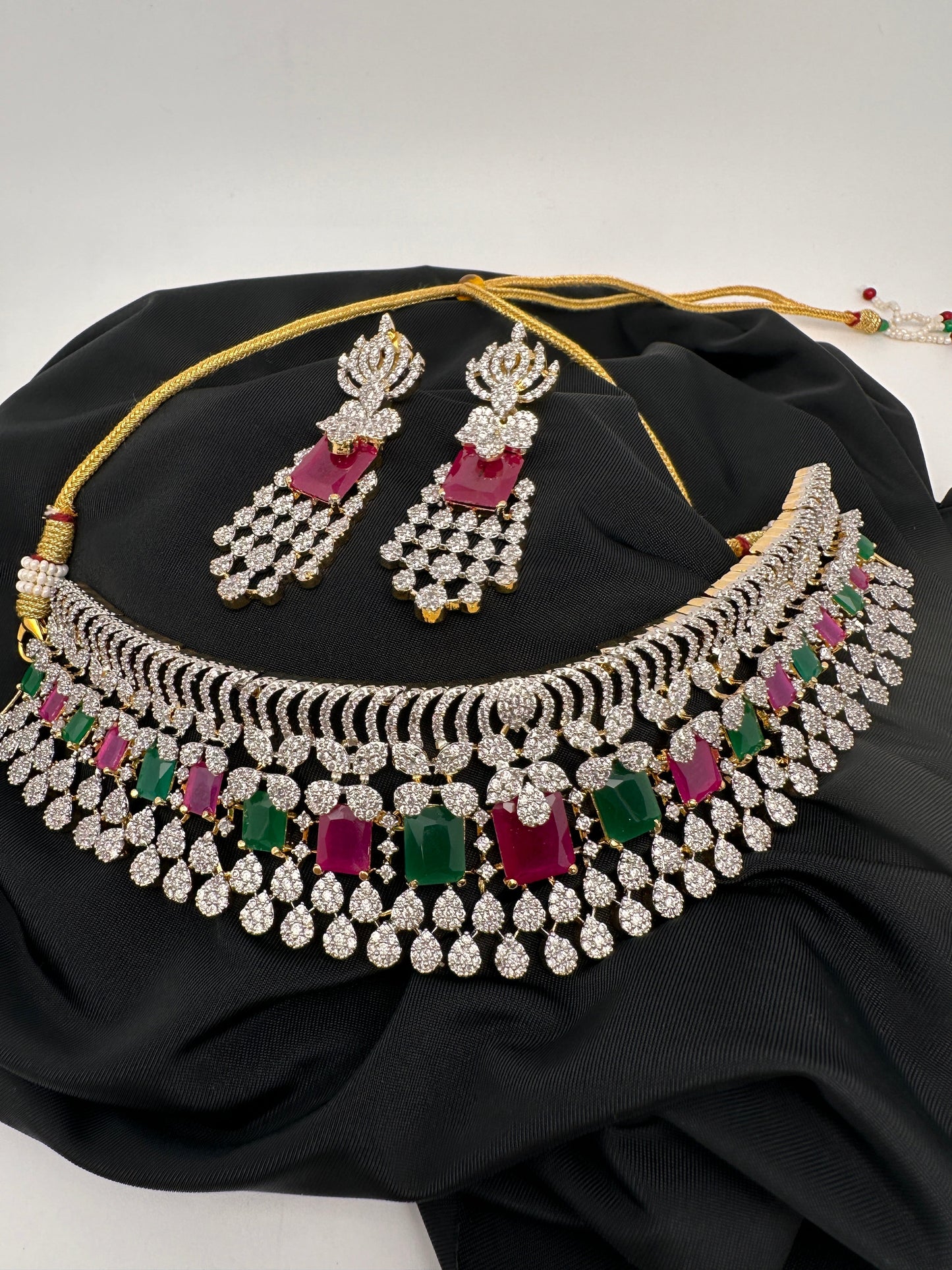 AD Color Stone Choker - white