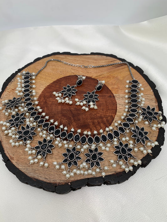 Floral Black and Pearls Short Neclace