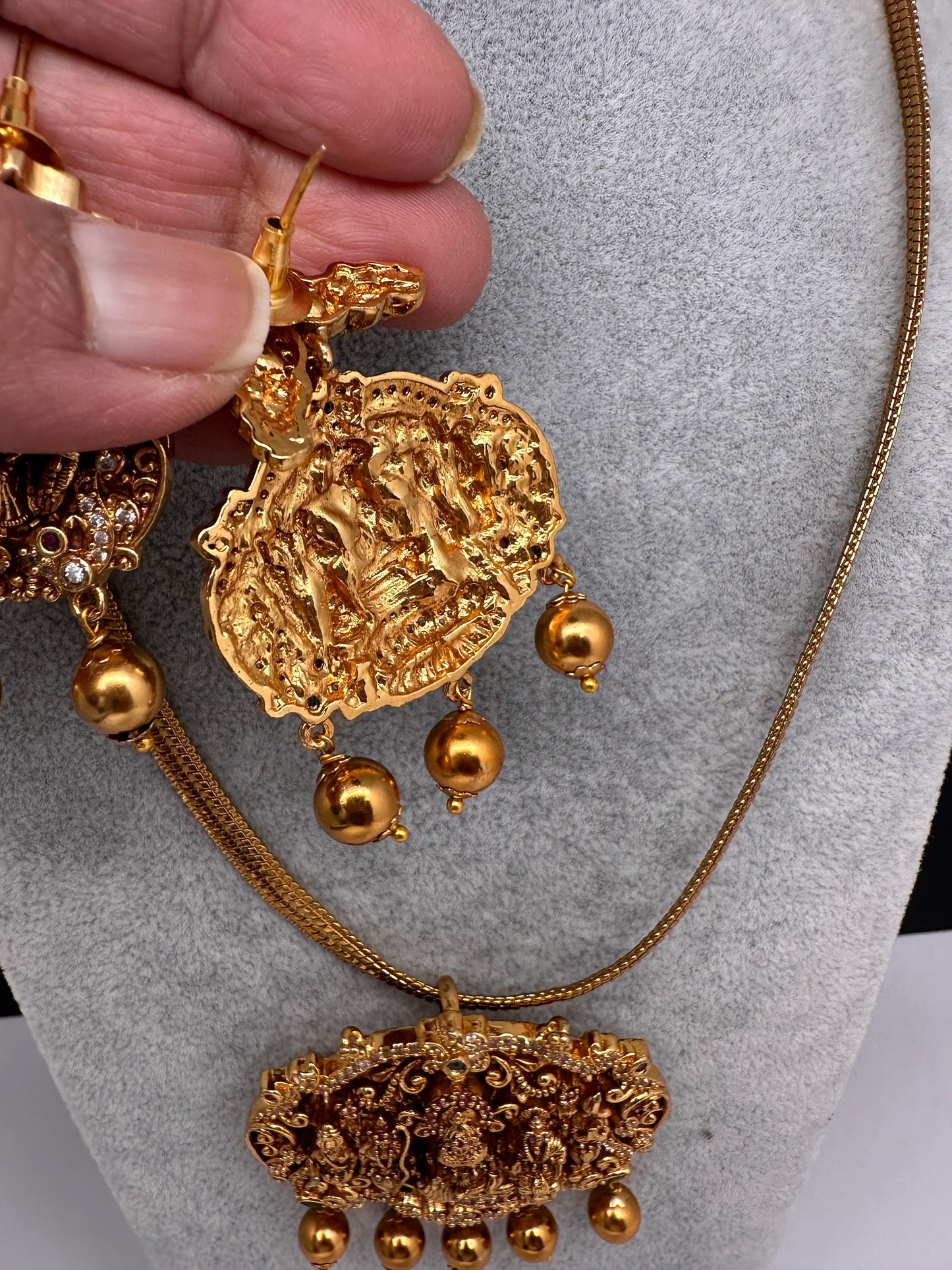 Lord Vishnu Darbar Nakshi Matte Finish Pendent Set