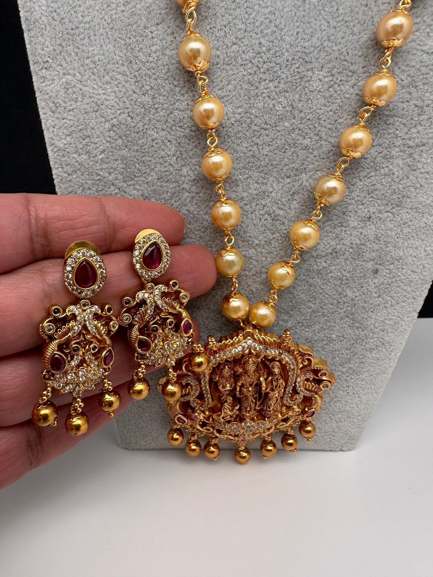 Ram Parivaar Nakshi Matte Finish Pendent Set