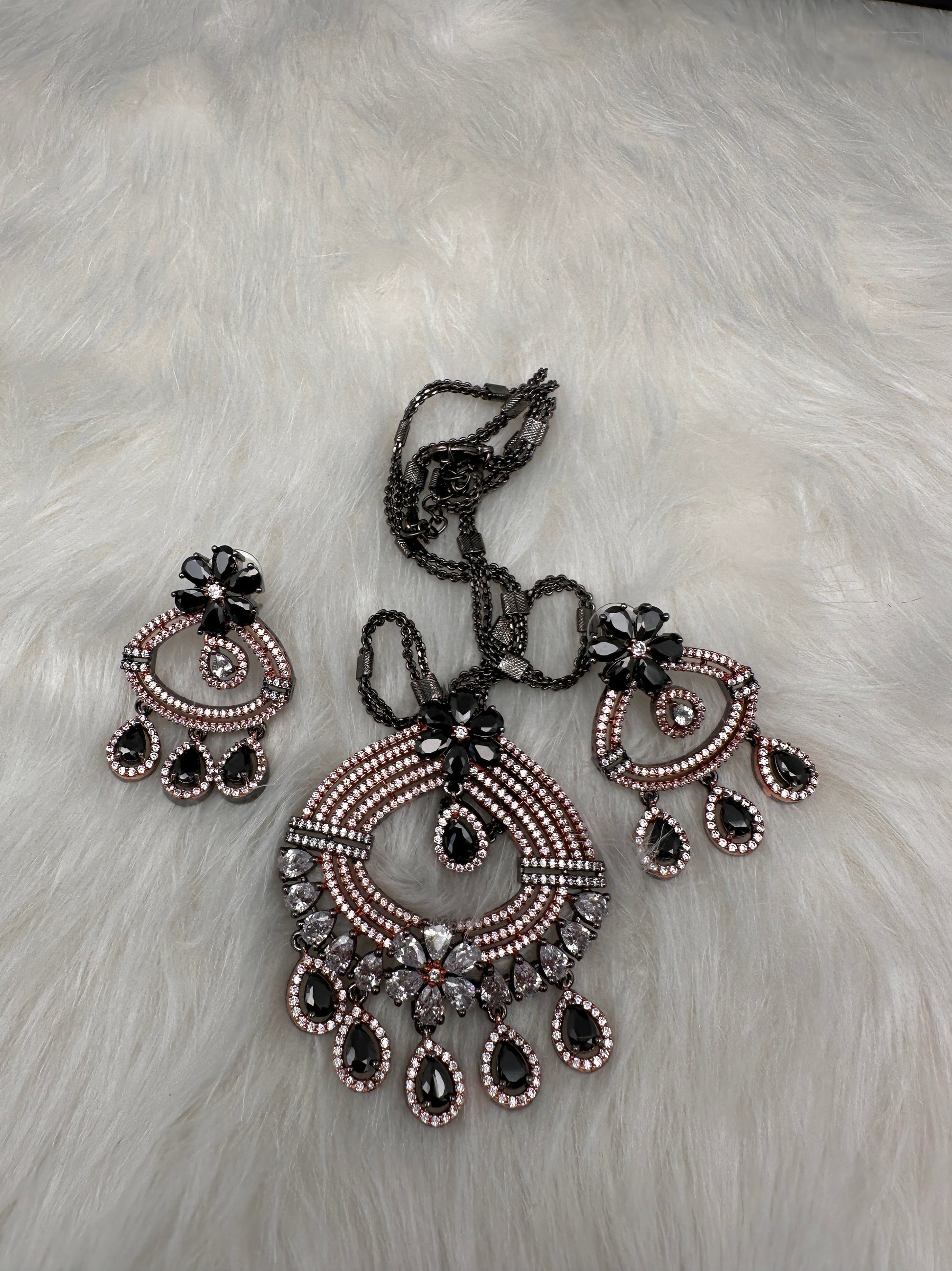 AD Floral Victorian Color Stone Pendent Set - Black