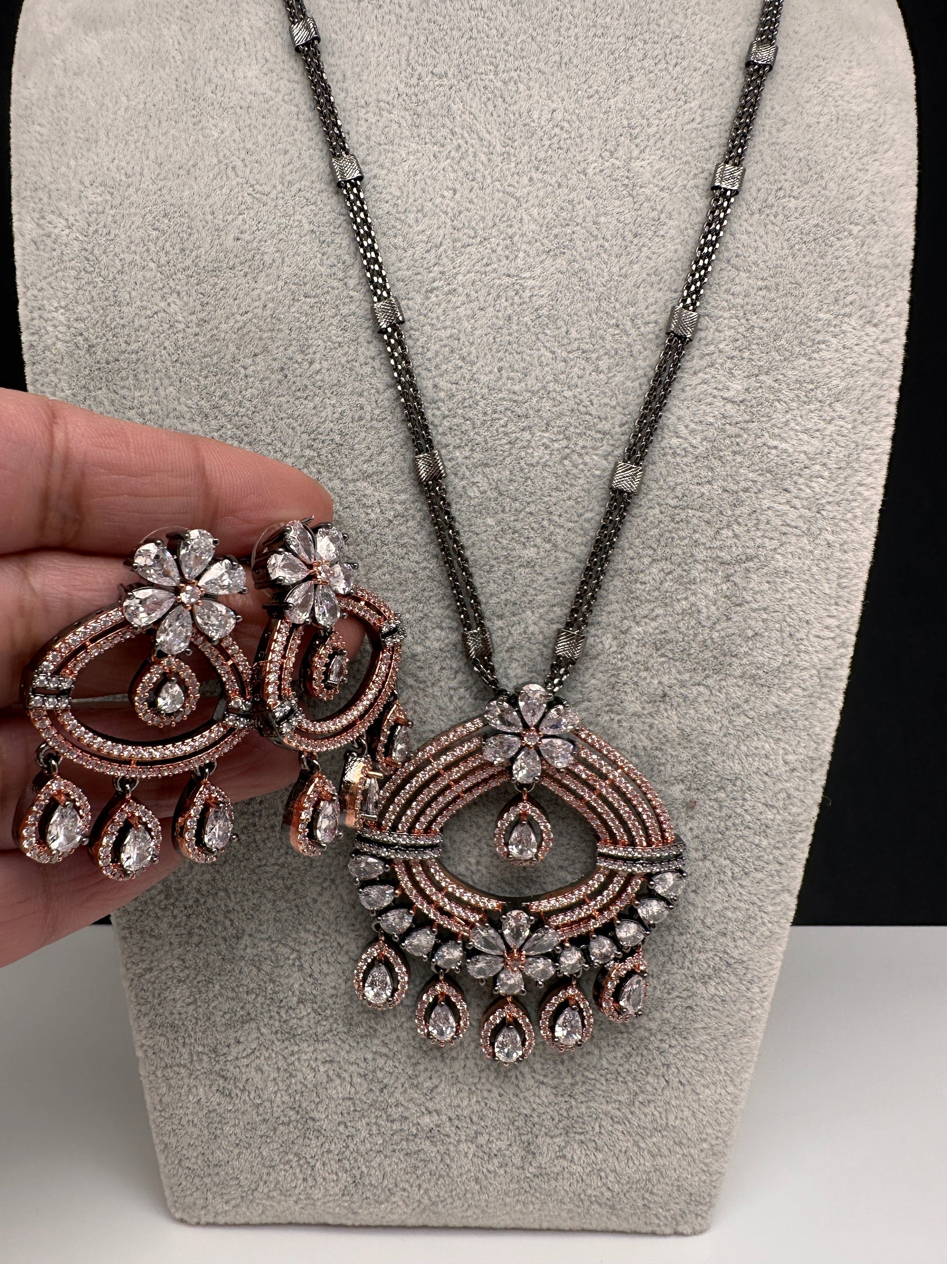 AD Floral Victorian Color Stone Pendent Set - White