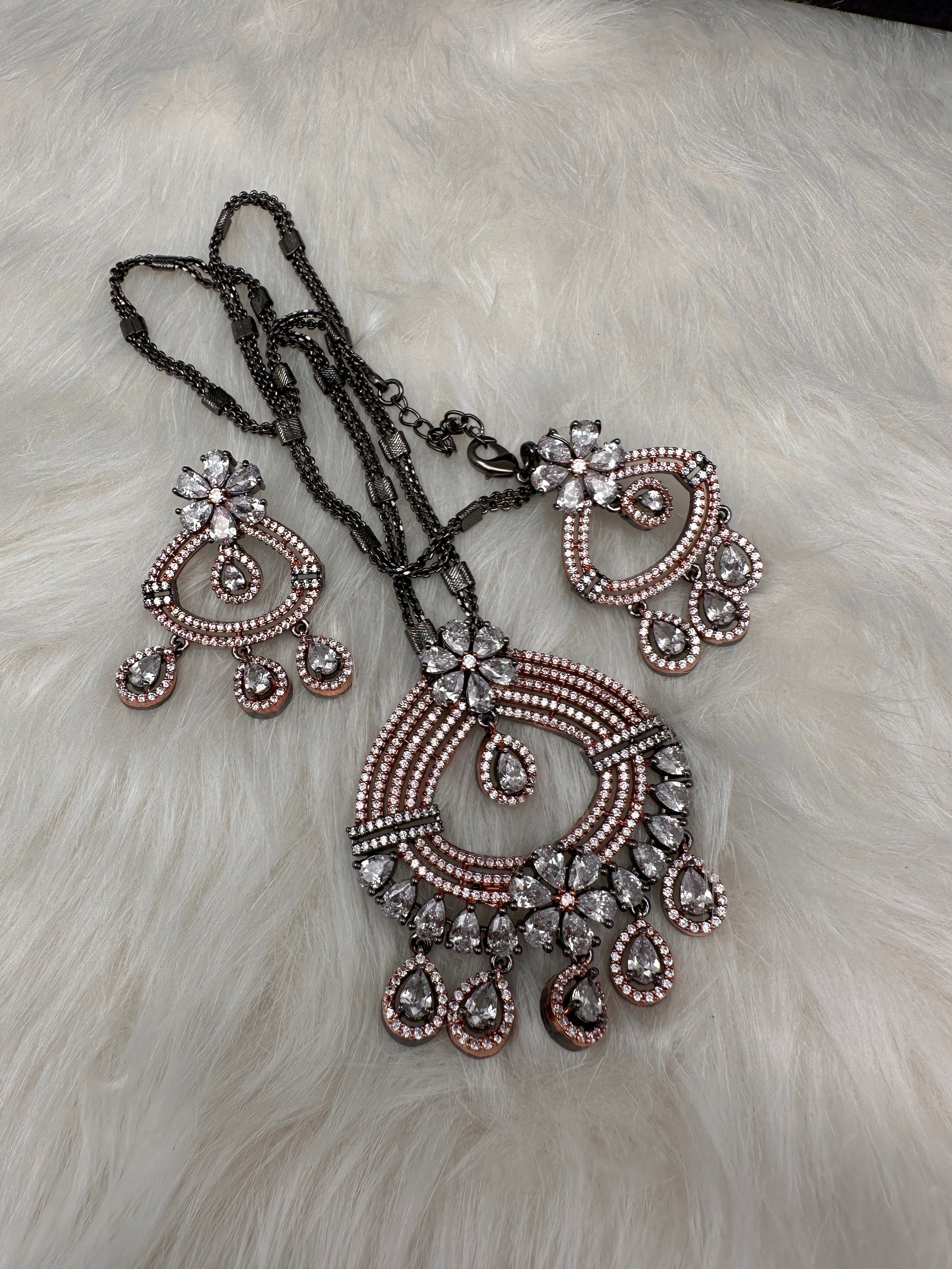 AD Floral Victorian Color Stone Pendent Set - White