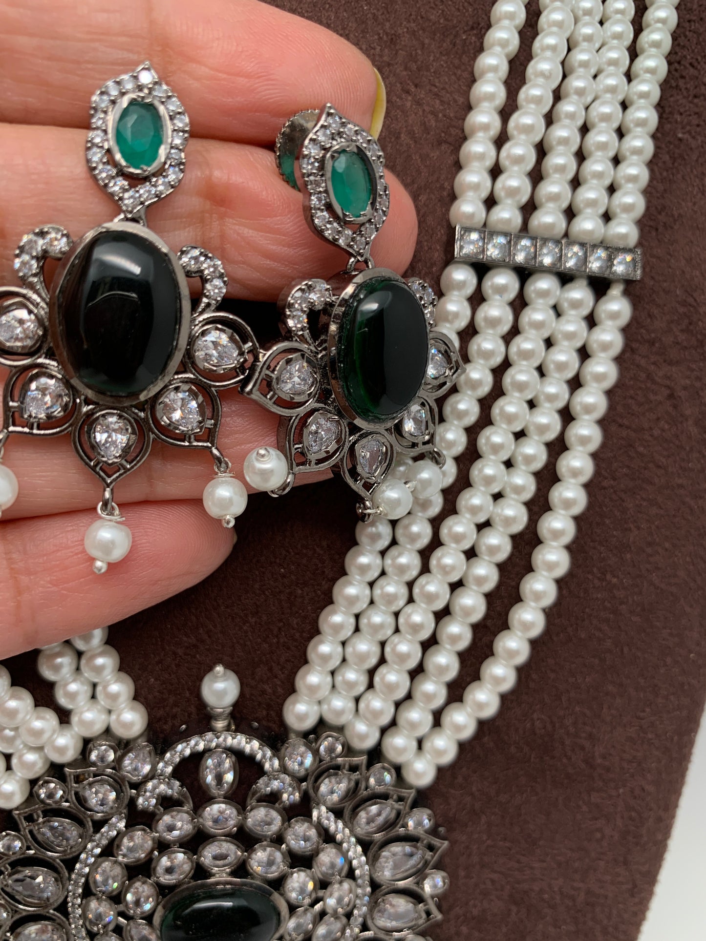 Shell Pearl Raani Haar with Victorian Polish Green Stone Moissanite Pendent