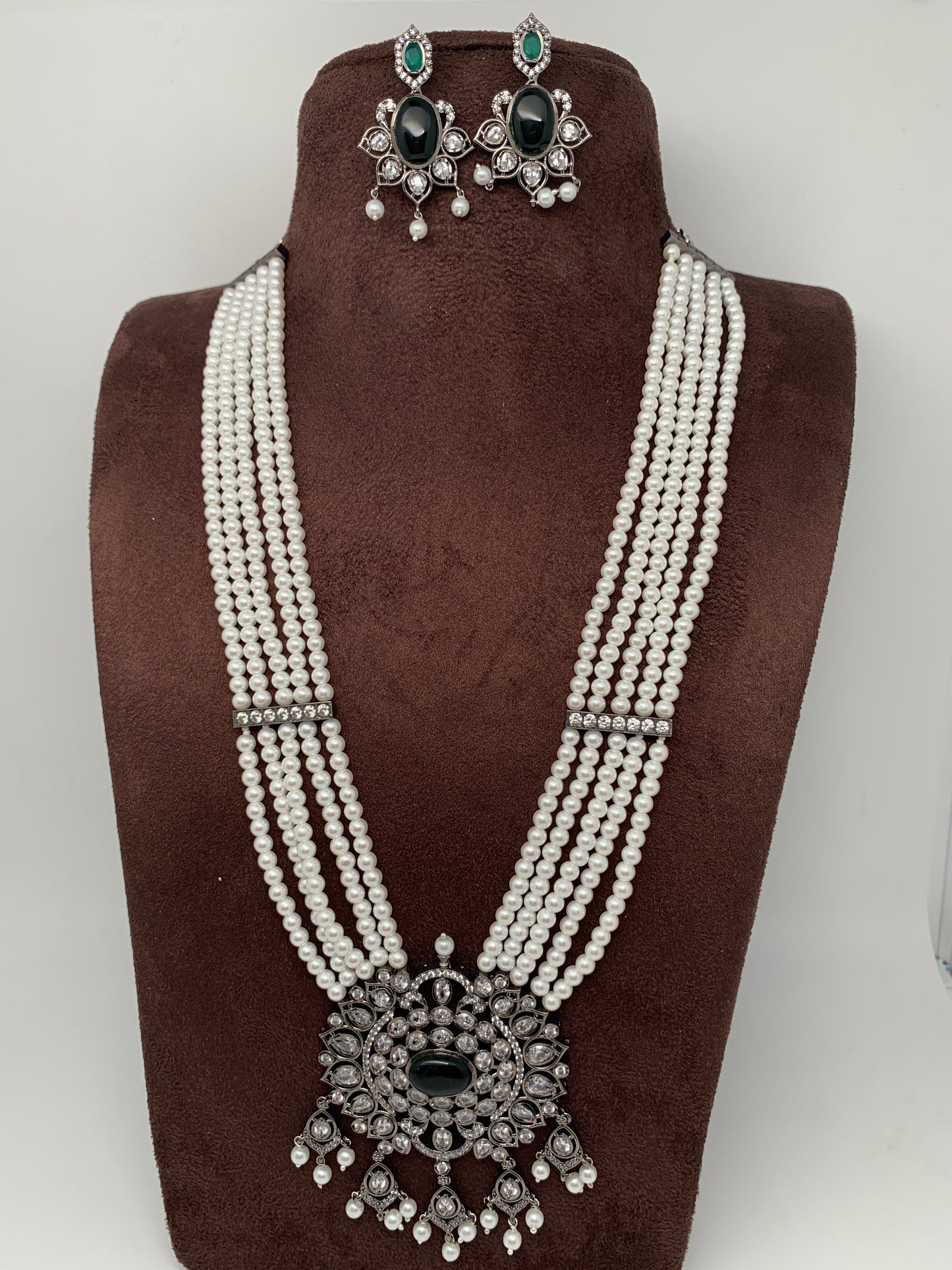 Shell Pearl Raani Haar with Victorian Polish Green Stone Moissanite Pendent