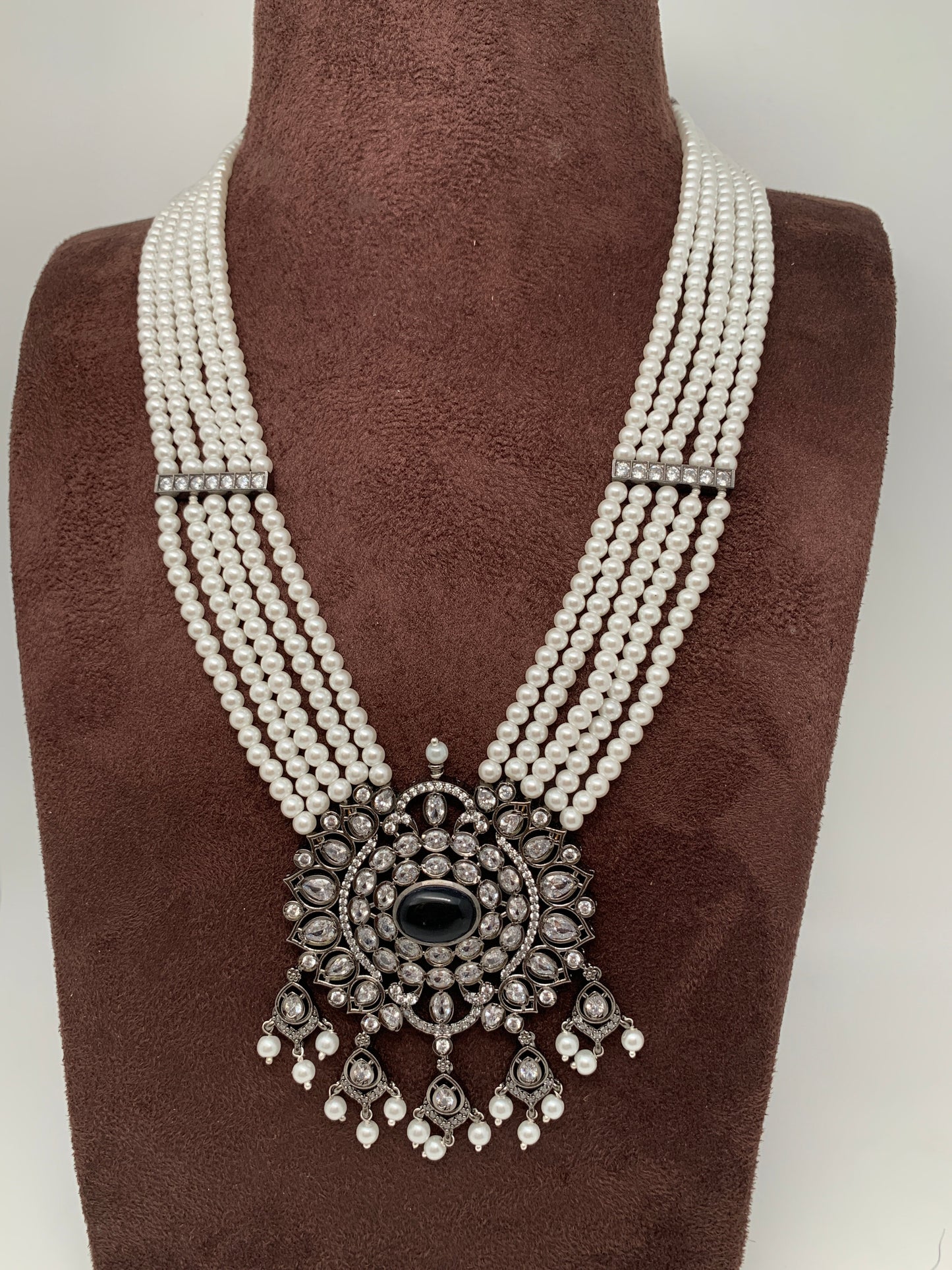 Shell Pearl Raani Haar with Victorian Polish Blue Stone Moissanite Pendent