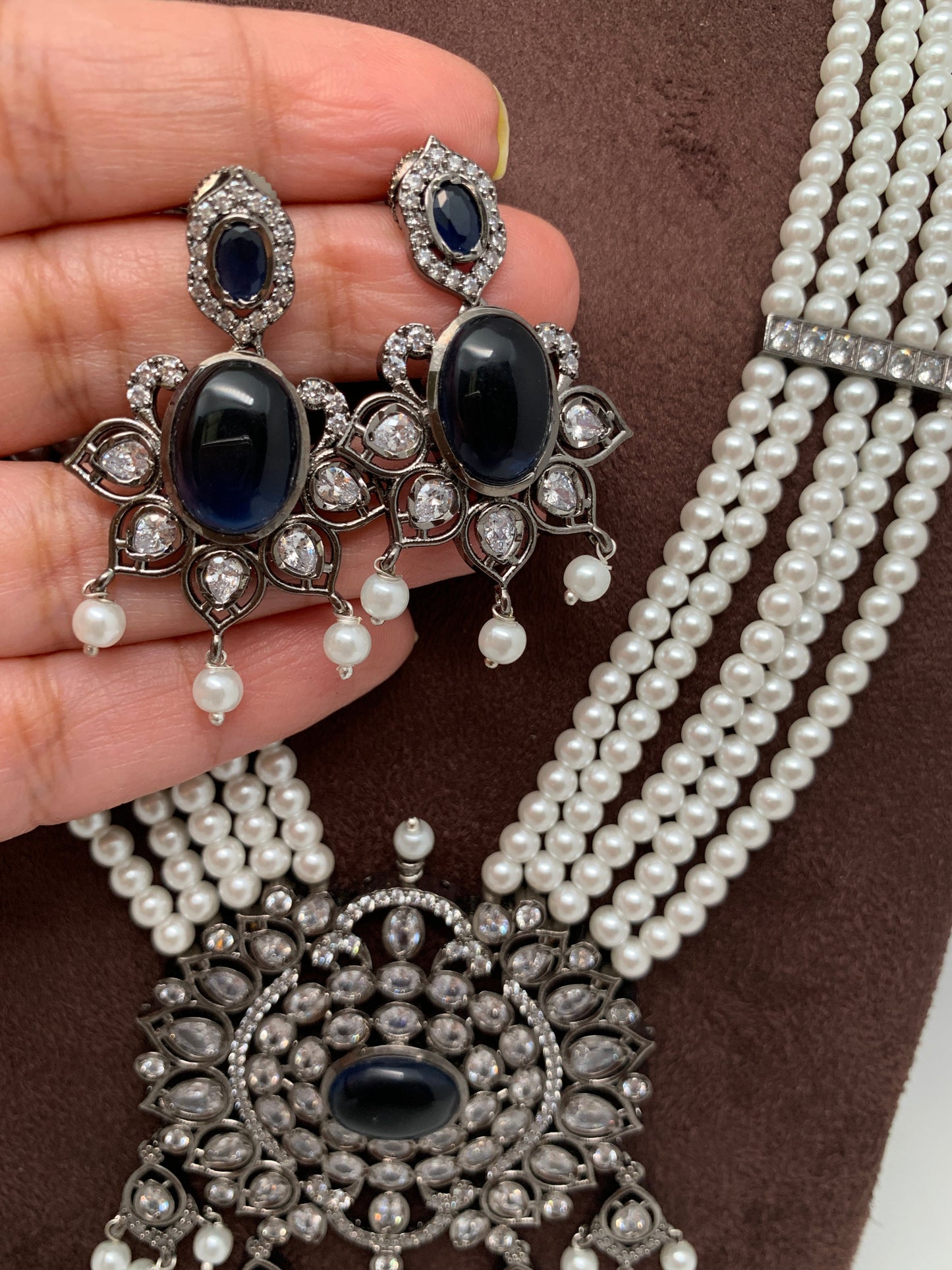 Shell Pearl Raani Haar with Victorian Polish Blue Stone Moissanite Pendent