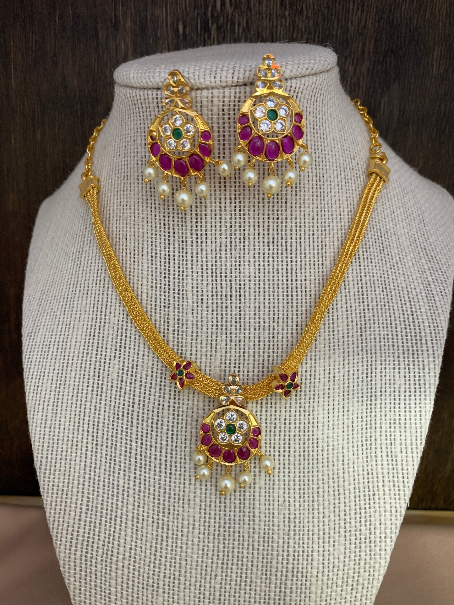 Red Green Stone and Pearls Short Necklace