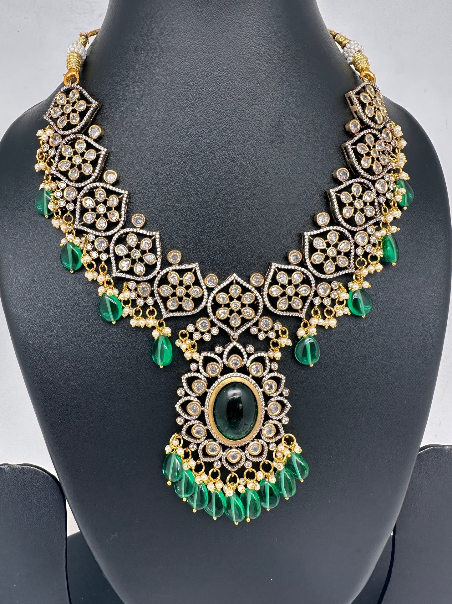 Victorian Finish AD Color Stone Short Necklace - Green