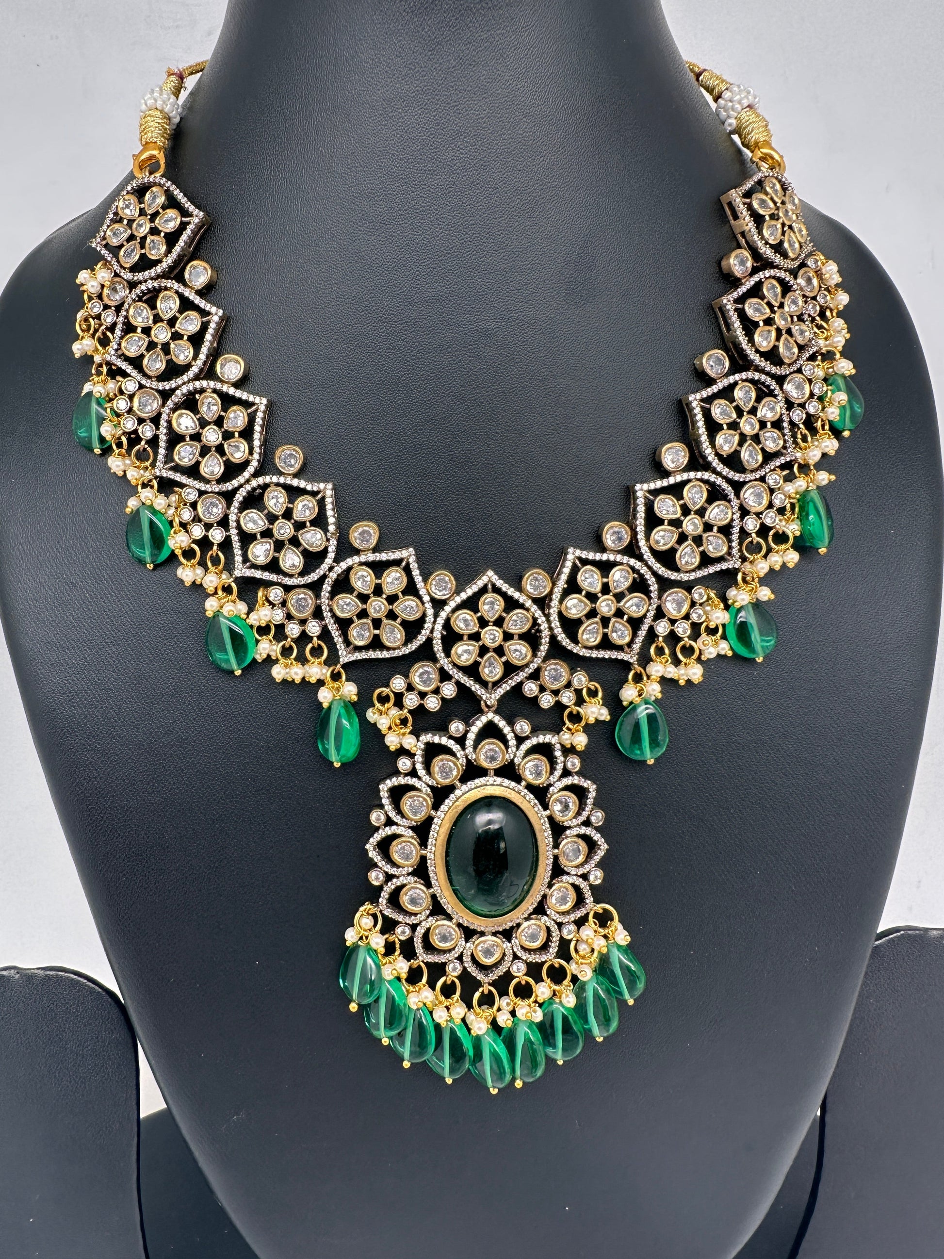 Victorian Finish AD Color Stone Short Necklace - Green