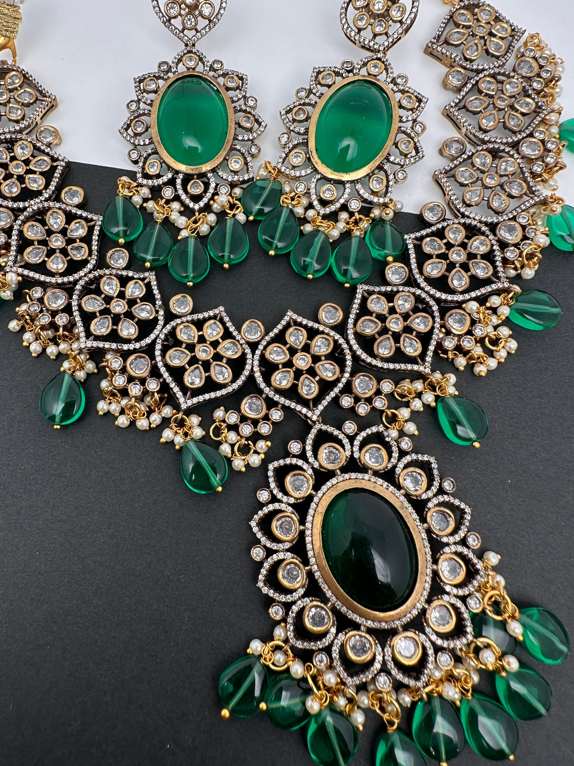Victorian Finish AD Color Stone Short Necklace - Green