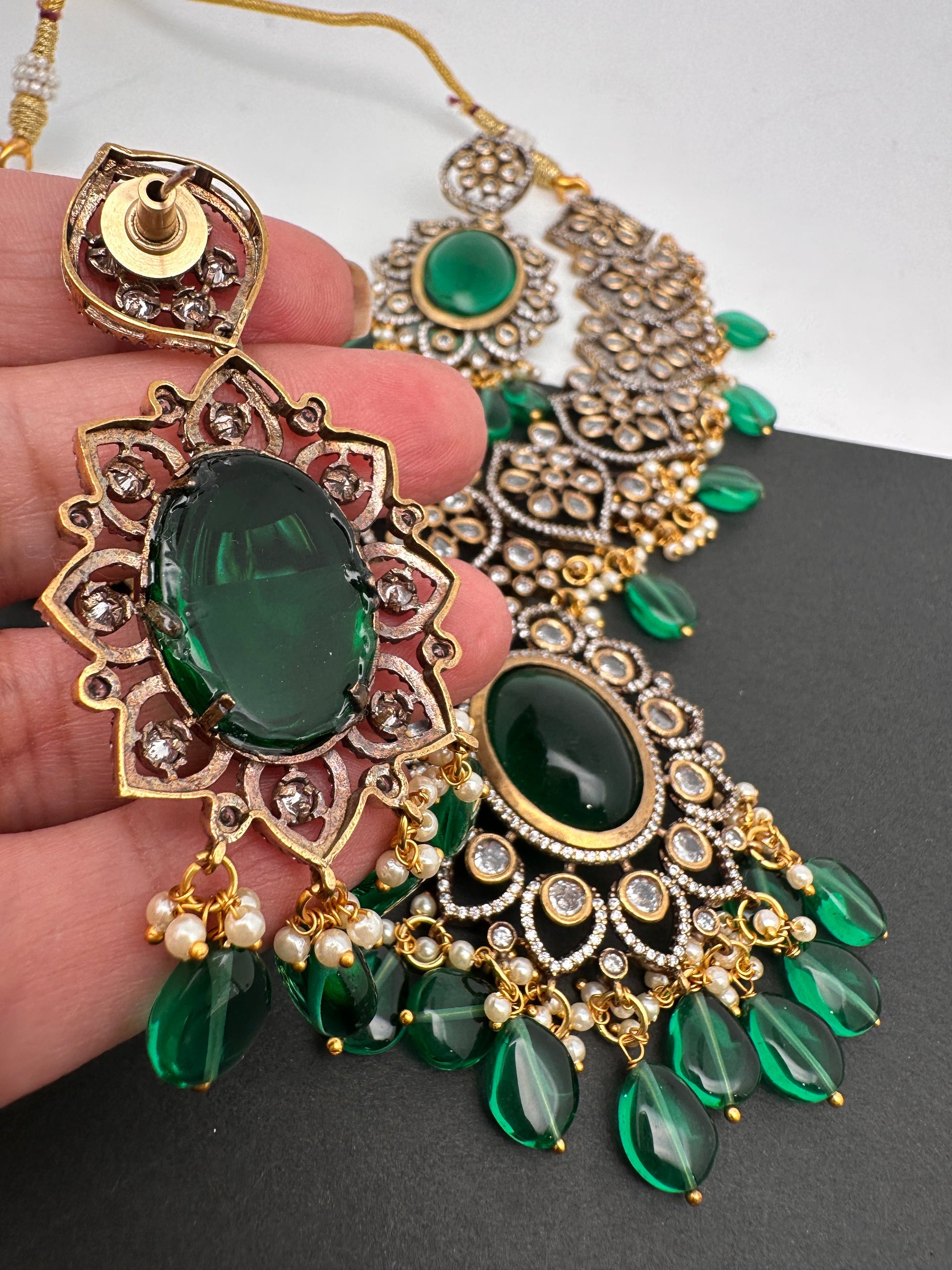 Victorian Finish AD Color Stone Short Necklace - Green