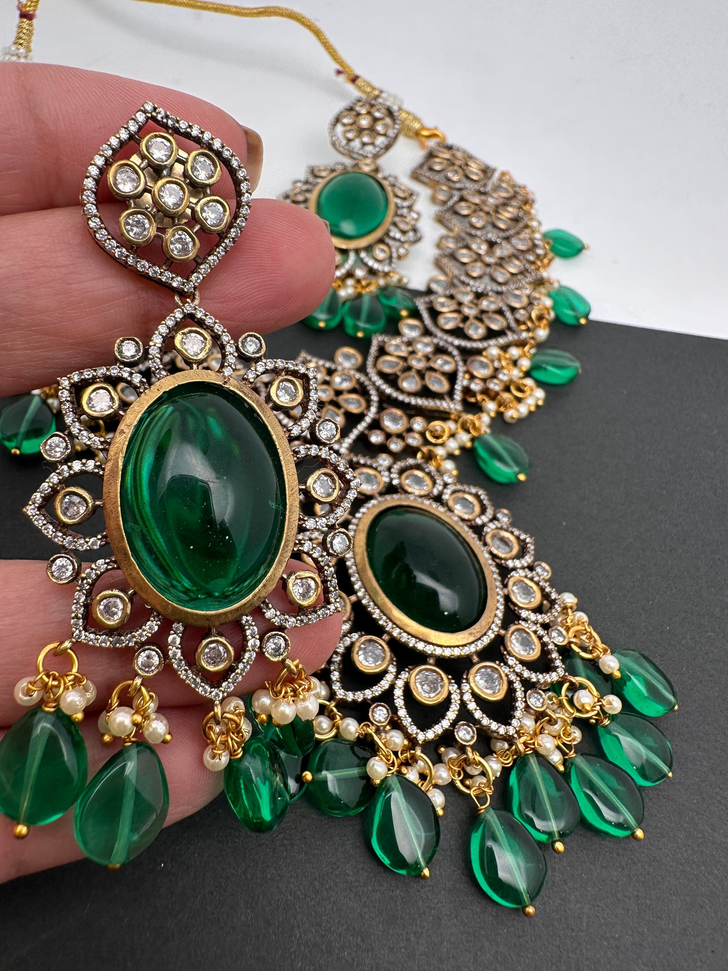 Victorian Finish AD Color Stone Short Necklace - Green