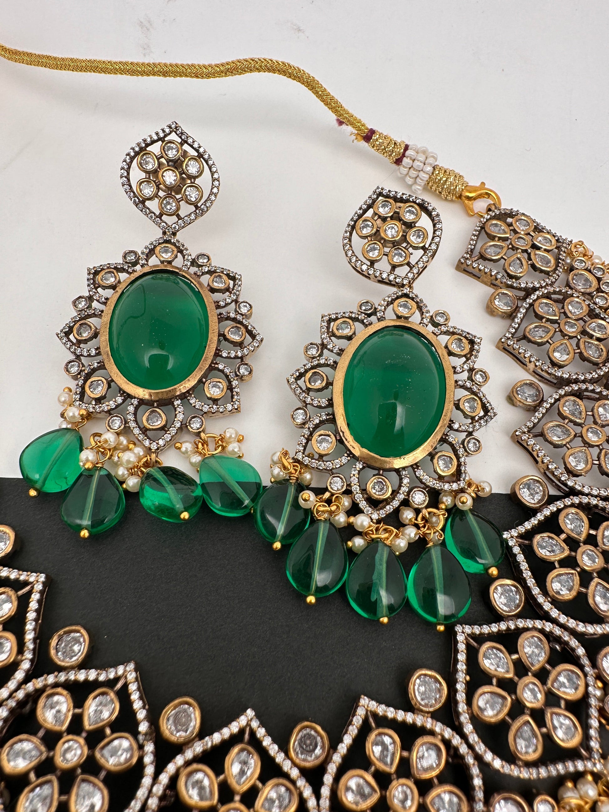 Victorian Finish AD Color Stone Short Necklace - Green