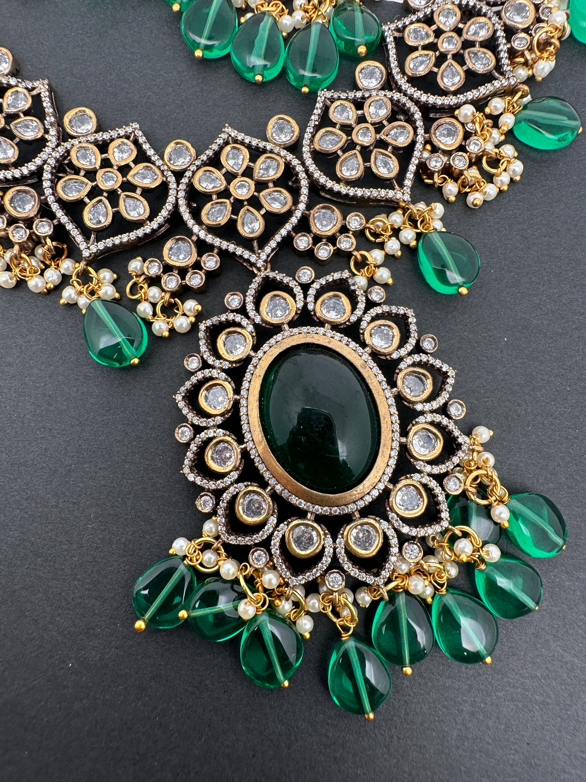 Victorian Finish AD Color Stone Short Necklace - Green