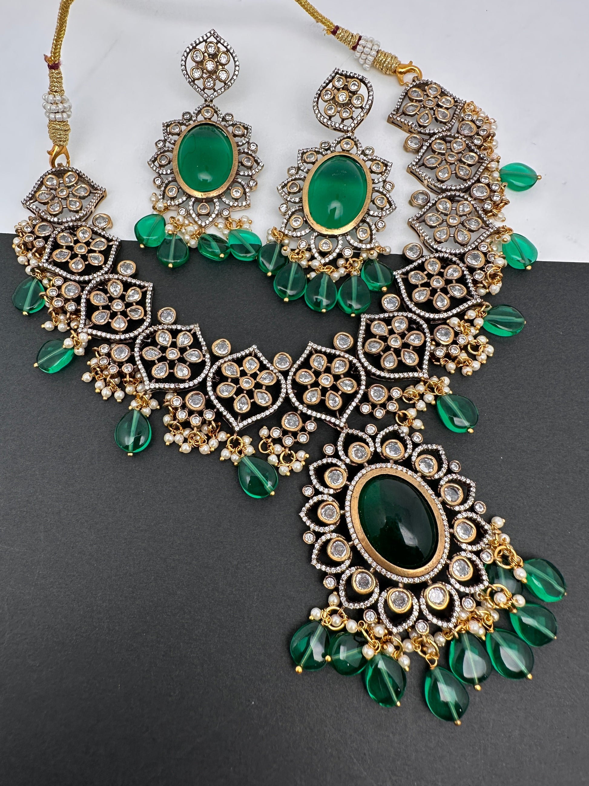 Victorian Finish AD Color Stone Short Necklace - Green