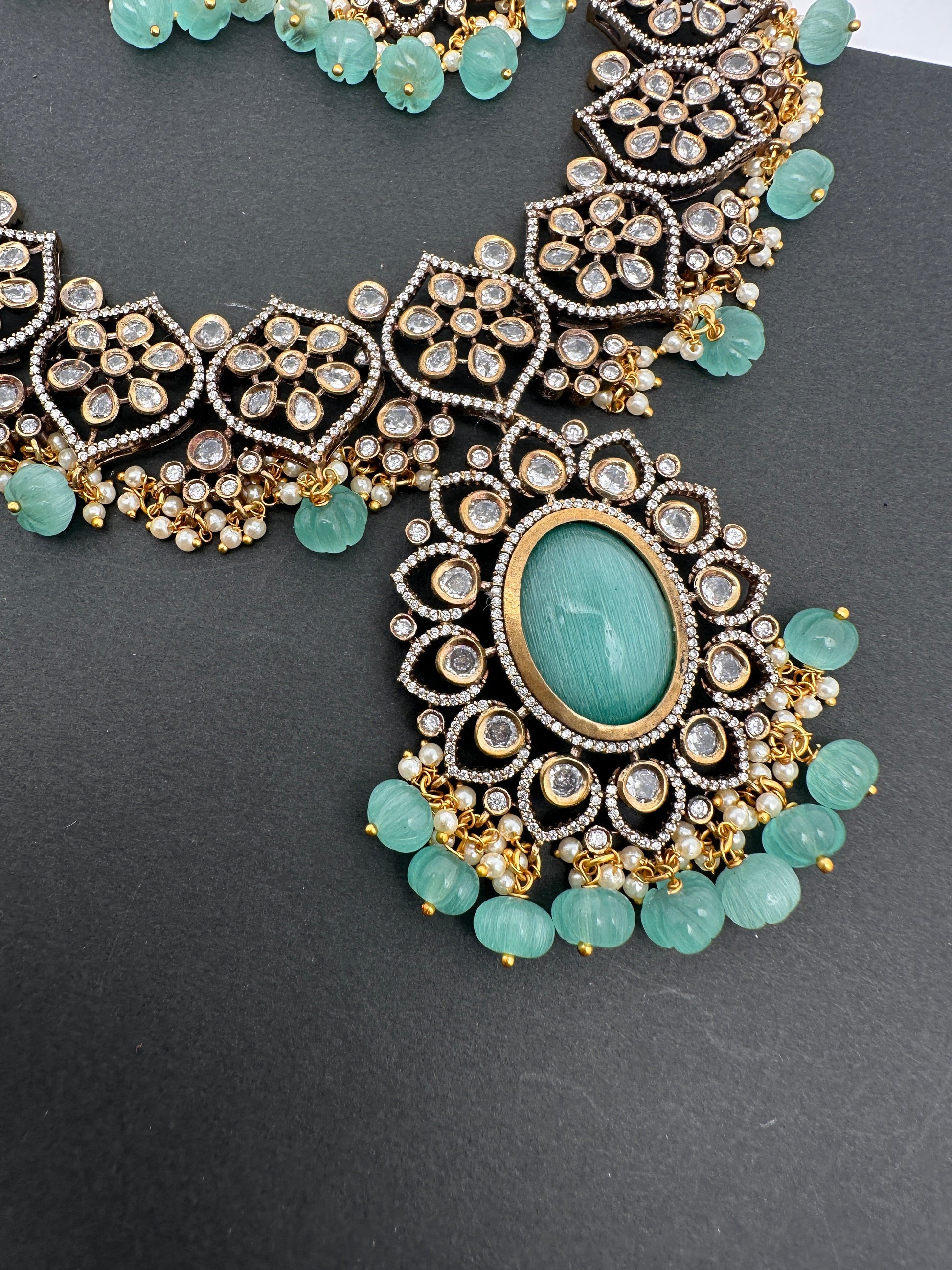 Victorian Finish AD Color Stone Short Necklace - LightGreen