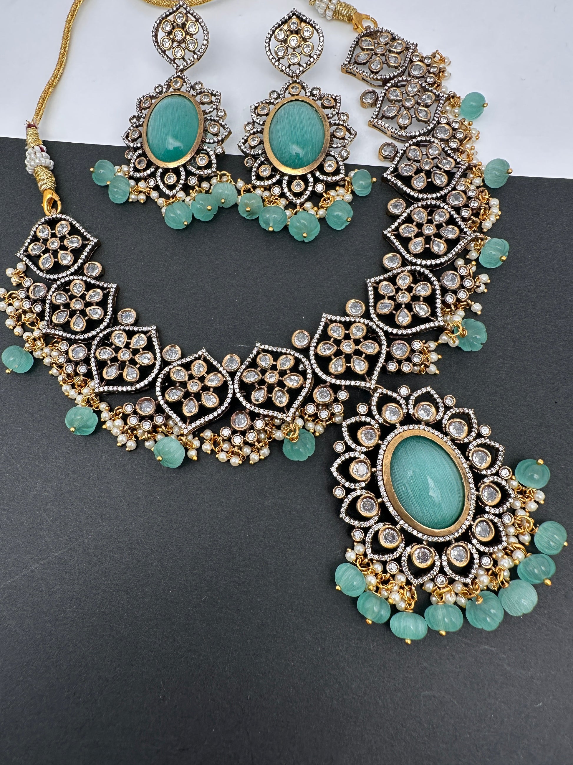 Victorian Finish AD Color Stone Short Necklace - LightGreen